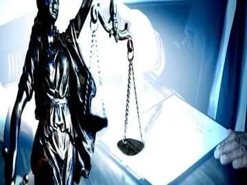 Seguro garantia judicial: como funciona? Na imagem, estátua segurando a balança da justiça em alusão ao seguro garantia no âmbito judicial.