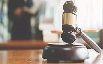 O que é responsabilidade ambiental civil? Na imagem, martelo da justiça em alusão às consequências das leis ambientais.