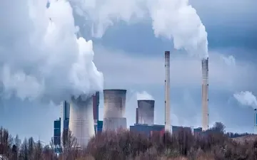 Quando se enquadra responsabilidade civil ambiental? Na imagem, indústria poluindo o meio ambiente.