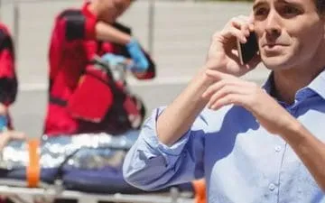 O que é seguro de responsabilidade civil profissional? Na imagem, prestador de serviços falando ao telefone em alusão a importância do seguro
