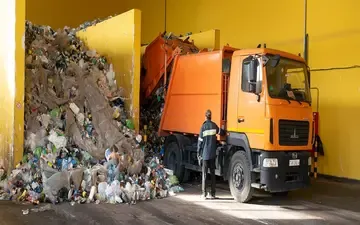 O que é responsabilidade civil ambiental objetiva? Na imagem, caminhão de lixo descarregando lixo incorretamente.