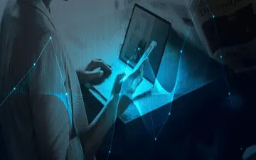 O que são riscos cibernéticos? Na imagem, dono de empresa entendendo, por meio de pesquisas no Google, o que é o seguro cyber para empresas.