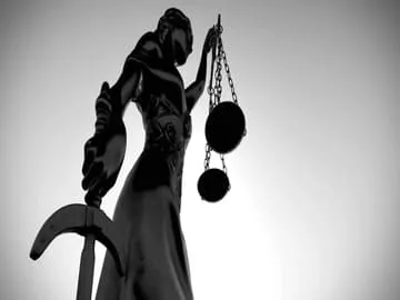 O que diz a Nova Lei de Licitações e como ficou o fim da Lei 8.666 de 1993? Na imagem, estátua segurando a balança da justiça como representação do tema.