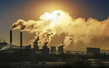 Seguro riscos ambientais: o que é? Na imagem, indústria poluindo o meio ambiente em alusão a importância do seguro RC ambiental.