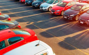 O que é o seguro auto frota? Na imagem, vários carros corporativos protegidos com o seguro de frota empresarial.