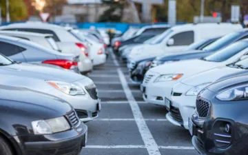 O que é o seguro corporativo de veículos? Na imagem, frota de carros protegida com o seguro auto empresarial.