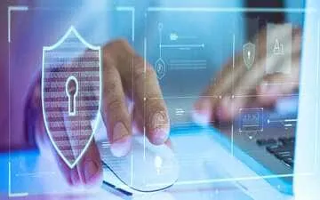Qual a importância do seguro cyber? Na imagem, dono de empresa digitando no teclado, pesquisando sobre como contratar seguro riscos cibernético para empresas.