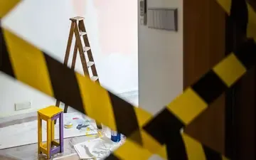 Seguro de obras e reformas: o que é? Na imagem, local de uma obra sinalizado por fitas de segurança para ajudar na prevenção de acidentes, evitando, assim, acionar o seguro risco de engenharia contratado pela empresa.