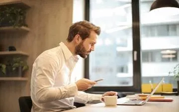 O que significa seguro E&O? Na imagem, empreendedor no escritório evidencia a importância da proteção de um seguro RC Profissional. Reprodução/Pexels