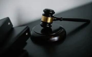 Como funciona seguro para escritório de advocacia? Na imagem, martelo da justiça em alusão ao seguro para escritório de advocacia. Reprodução/Pexels