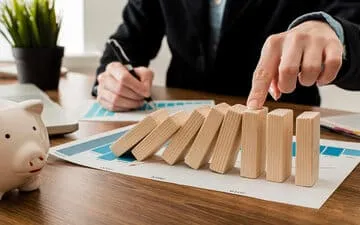 Como funciona o seguro multirrisco empresarial? Na imagem, representação do efeito dominó criado por danos a uma empresa que não fez o seguro patrimonial.