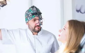 Como funciona seguro para dentista? Na imagem, dentista realizando atendimento e tendo sua reponsabilidade civil protegida por seguro