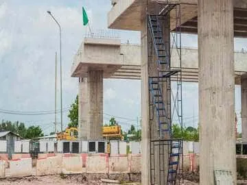 Seguro garantia: quais as vantagens do seguro performance bond? Na imagem, construção de uma obra, representando a importância desse seguro garantia de obrigações contratuais para a conclusão de serviços como esse.