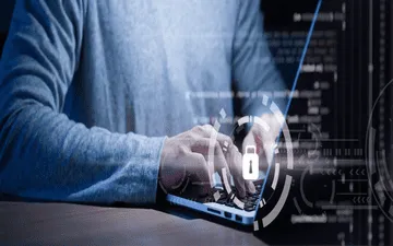 O que é seguro proteção de dados? Na imagem, dono de empresa pesquisando sobre a importância do seguro cyber para empresas.