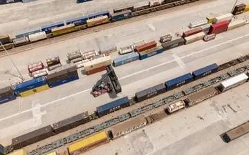 O que é seguro de transporte multimodal? Na imagem, transporte de carga evidencia importância do RC Operadores. Reprodução/Pexels