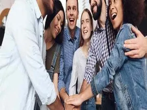 Seguro de vida empresarial: o que é? Na imagem, trabalhadores felizes ao saberem que a empresa fez um seguro de vida para funcionários.